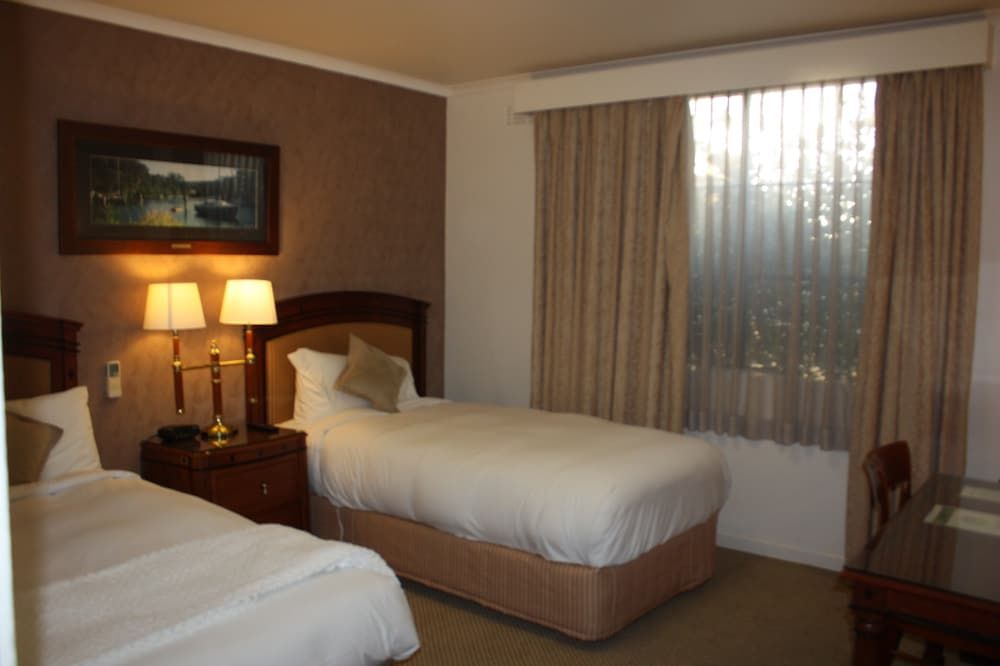 Country Plaza Queanbeyan Deluxe Twin Room 2