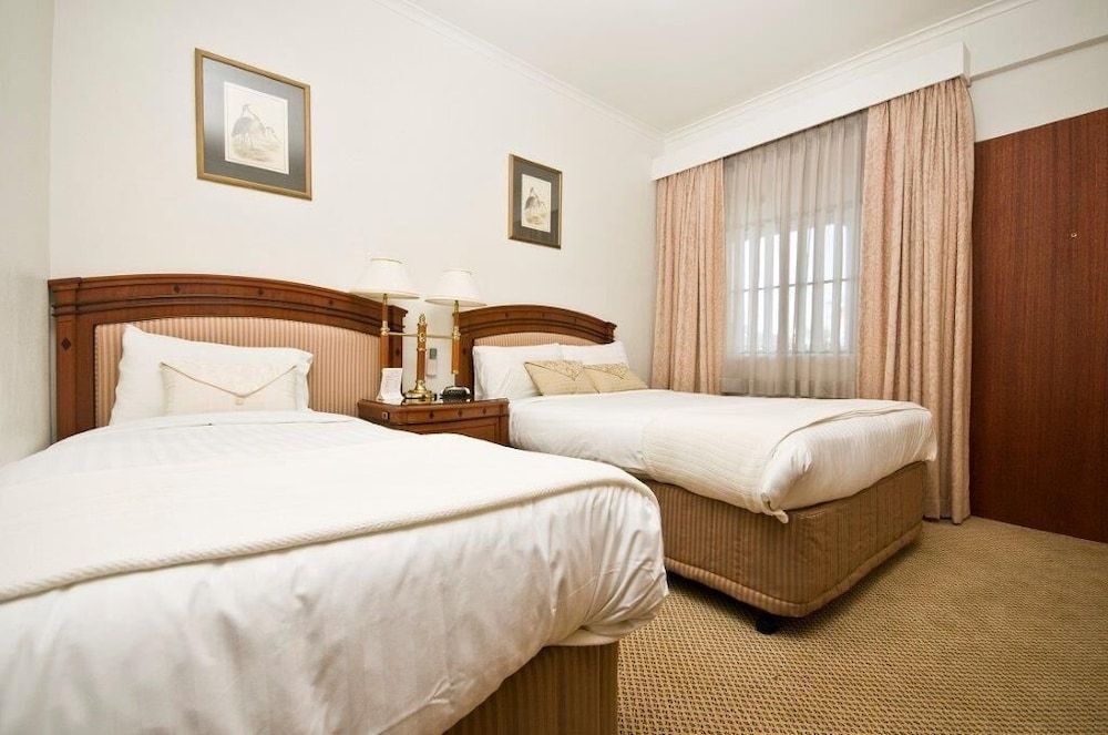 Country Plaza Queanbeyan Deluxe Twin Room 4