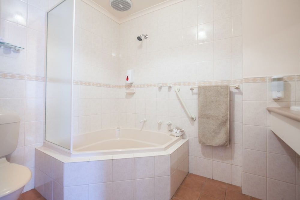 Mid City Motel - Mount Gambier Two Bedroom Family Room 9