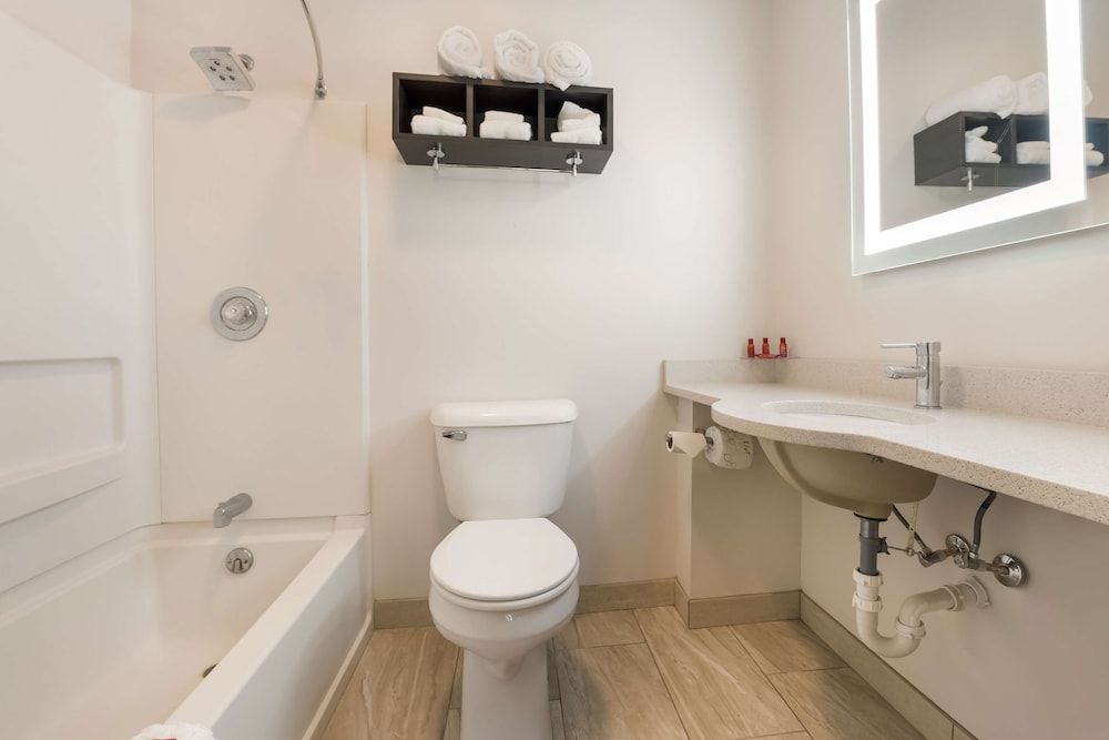 SureStay Hotel by Best Western Thomson Standard Room, 1 King Bed, Accessible, Refrigerator & Microwave 4