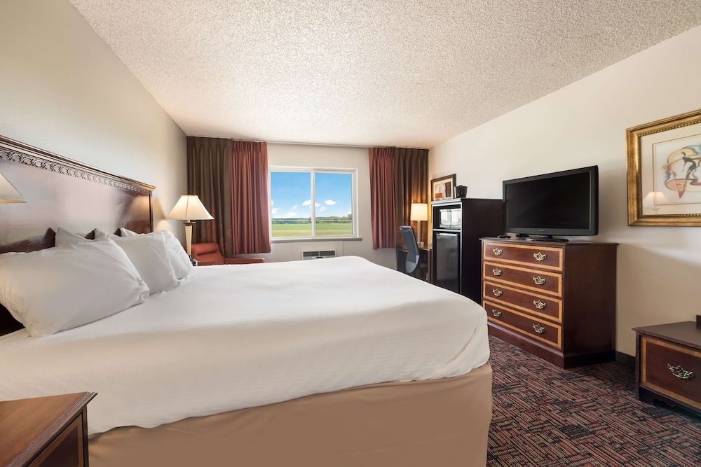 SureStay Hotel by Best Western Thomson Standard Room, 1 King Bed, Non Smoking, Refrigerator & Microwave 2