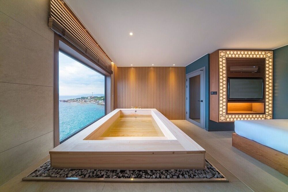 Yeanhwamoon Hotel [Free Breakfast for 2] Ocean Suite Double (BBQ Package + Unlimited Draft Beer for 2) 6