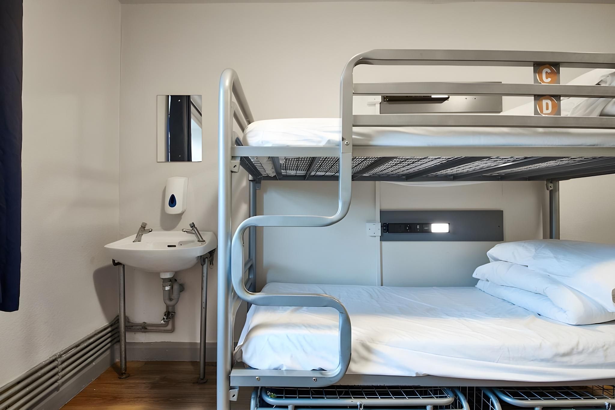St. Christopher's Inn Edinburgh - Hostel Private 2 Bunk Room with Private Bathroom 2