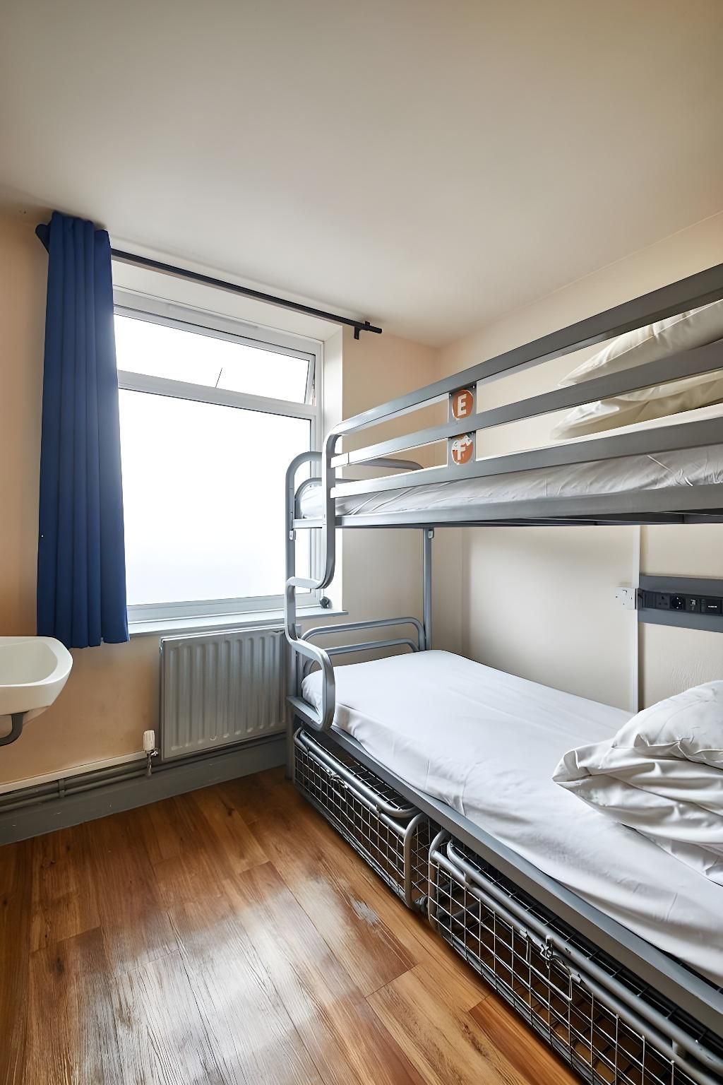 St. Christopher's Inn Edinburgh - Hostel Private 2 Bunk Room with Private Bathroom