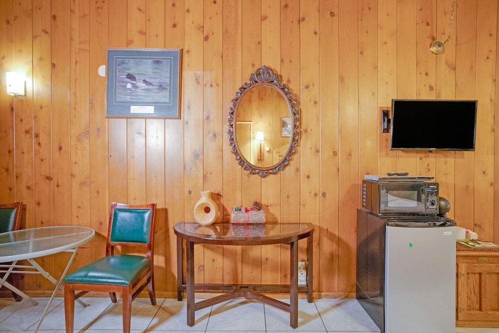 Arrowhead Tree Top Lodge Room, 1 King Bed, Pool View 8