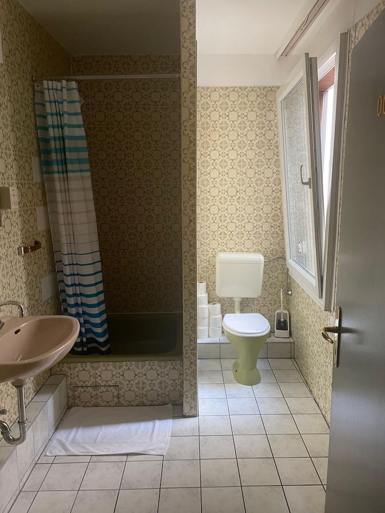 Hotel Schwaferts Basic Double Room, Shared Bathroom (11) 4