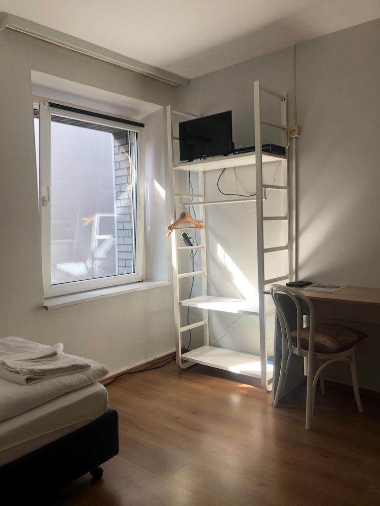 Hotel Schwaferts Single Room, Shared Bathroom 10