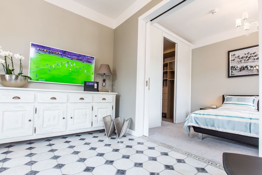 Adelhoff Presidential Suite 3