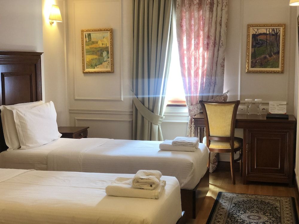 Hotel Opera Standard Twin Room 2