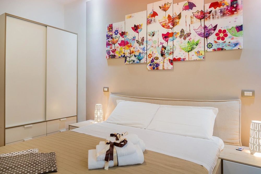 undefined Donna Gina 5