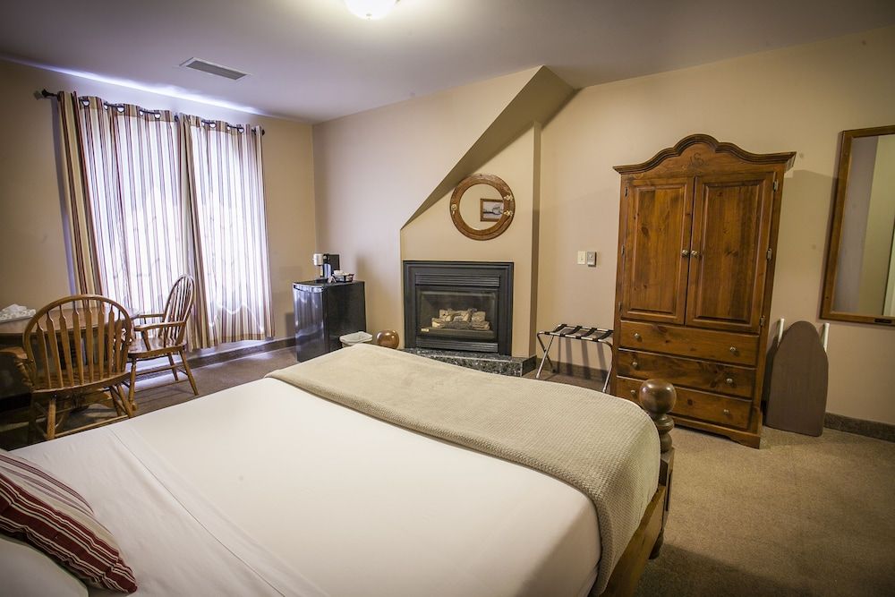 Seacliffe Inn Standard Room, 1 Queen Bed, Lake View 4