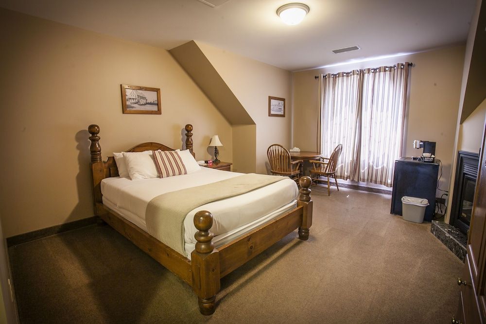 Seacliffe Inn Standard Room, 1 Queen Bed, Lake View 3