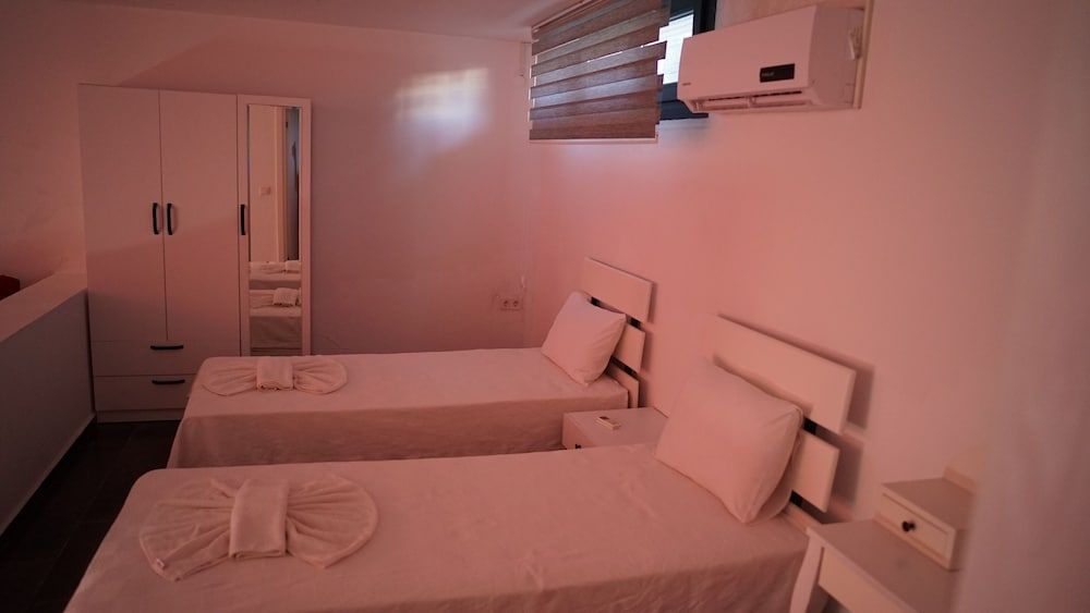 Karyada Hotel Studio, Pool View 5