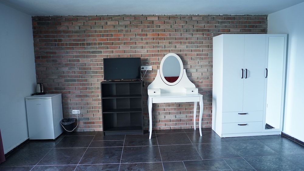 Karyada Hotel Studio, Pool View 12