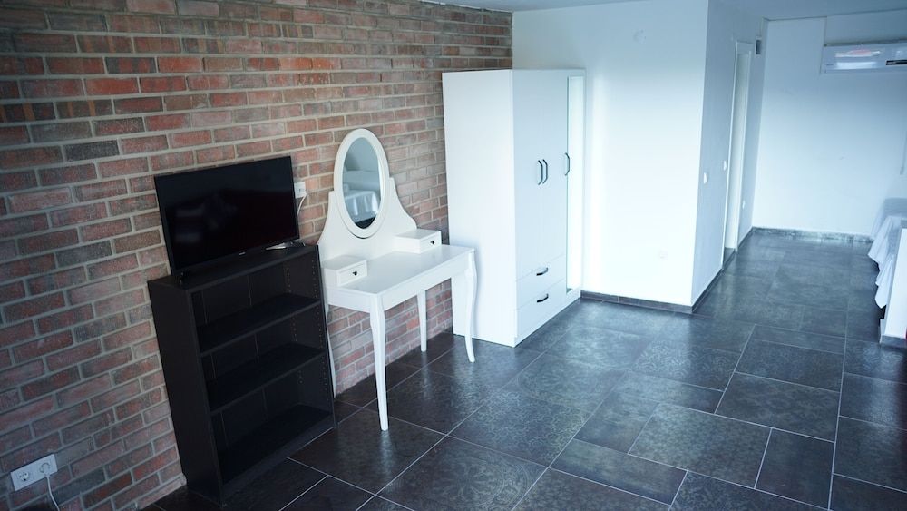 Karyada Hotel Studio, Pool View 14