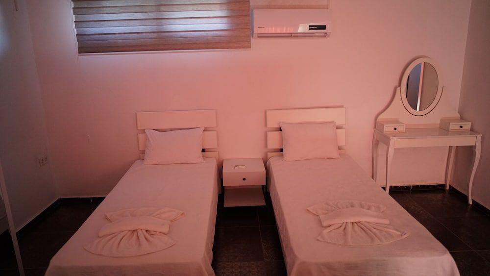 Karyada Hotel Studio, Pool View 3