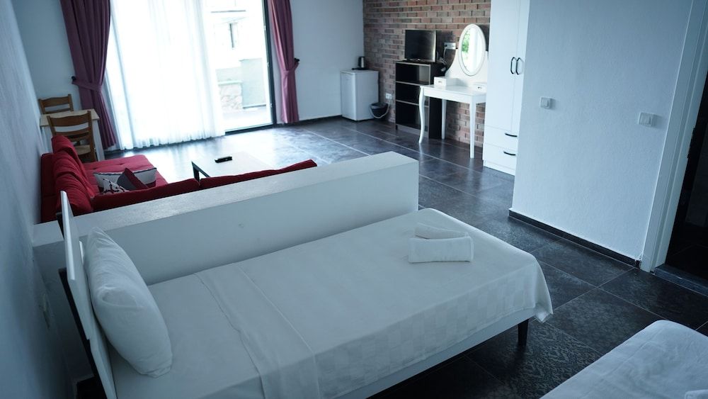 Karyada Hotel Studio, Pool View 8