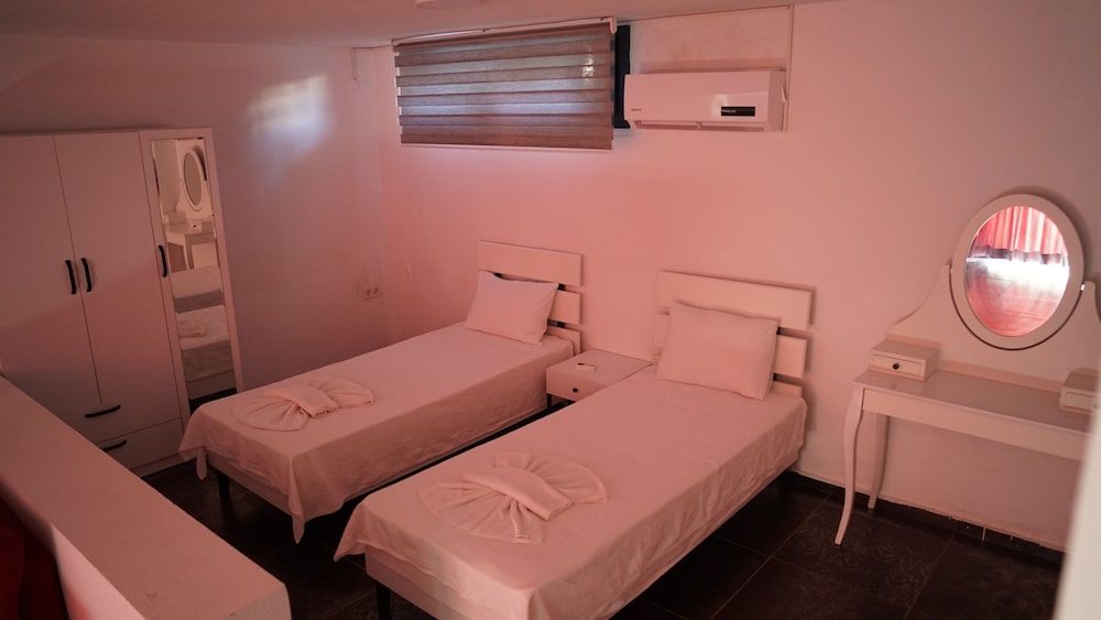 Karyada Hotel Studio, Pool View 4