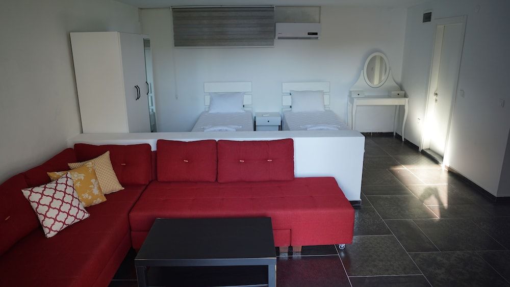 Karyada Hotel Studio, Pool View 6