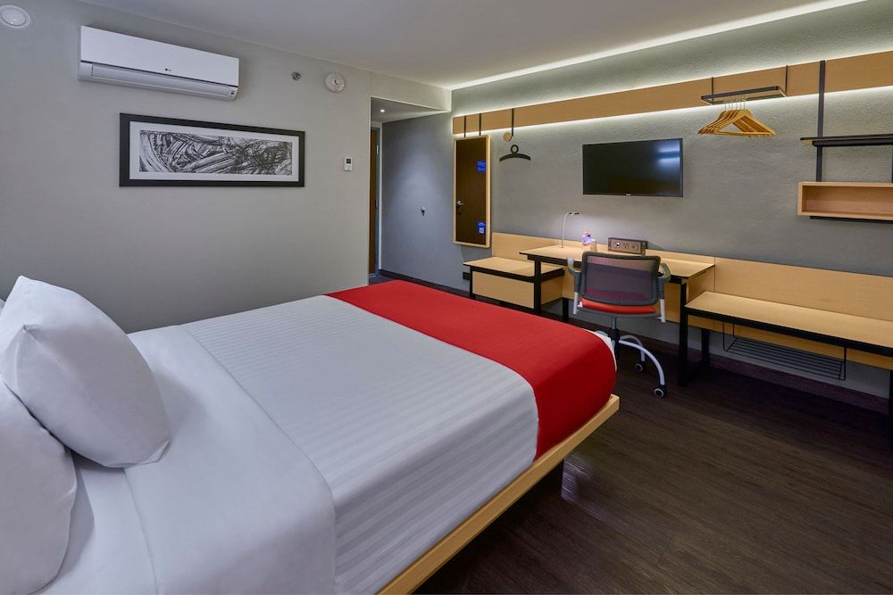 City Express by Marriott Hermosillo Expo Room, 1 Queen Bed 3
