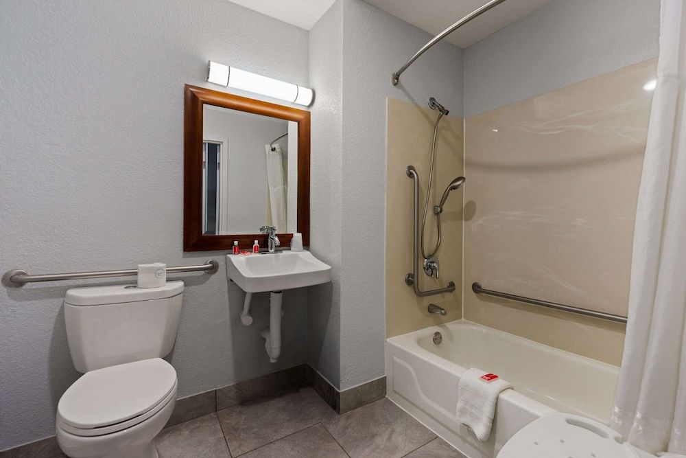 Econo Lodge Room, 2 Double Beds, Accessible, Non Smoking 4