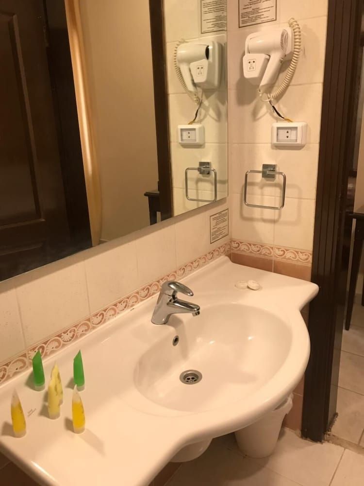 Capri Hotel Suites Suite, 1 Bedroom 4