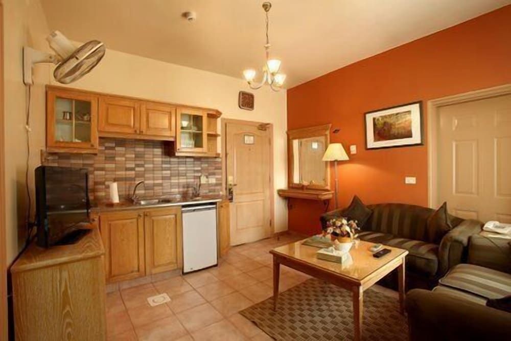 Capri Hotel Suites Suite, 1 Bedroom 6