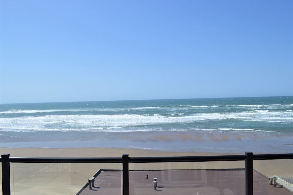 Beachfront Manor Hotel Room, 1 King Bed (Surfside) 3