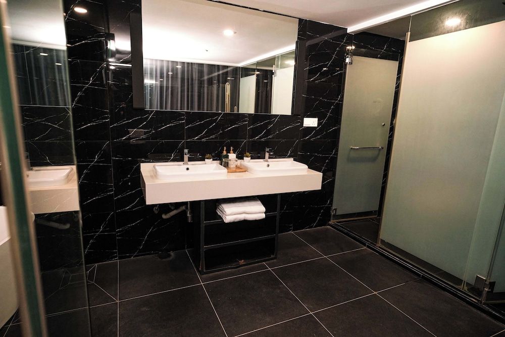 Capital O 91202 Wow Hotel Suite Family 12