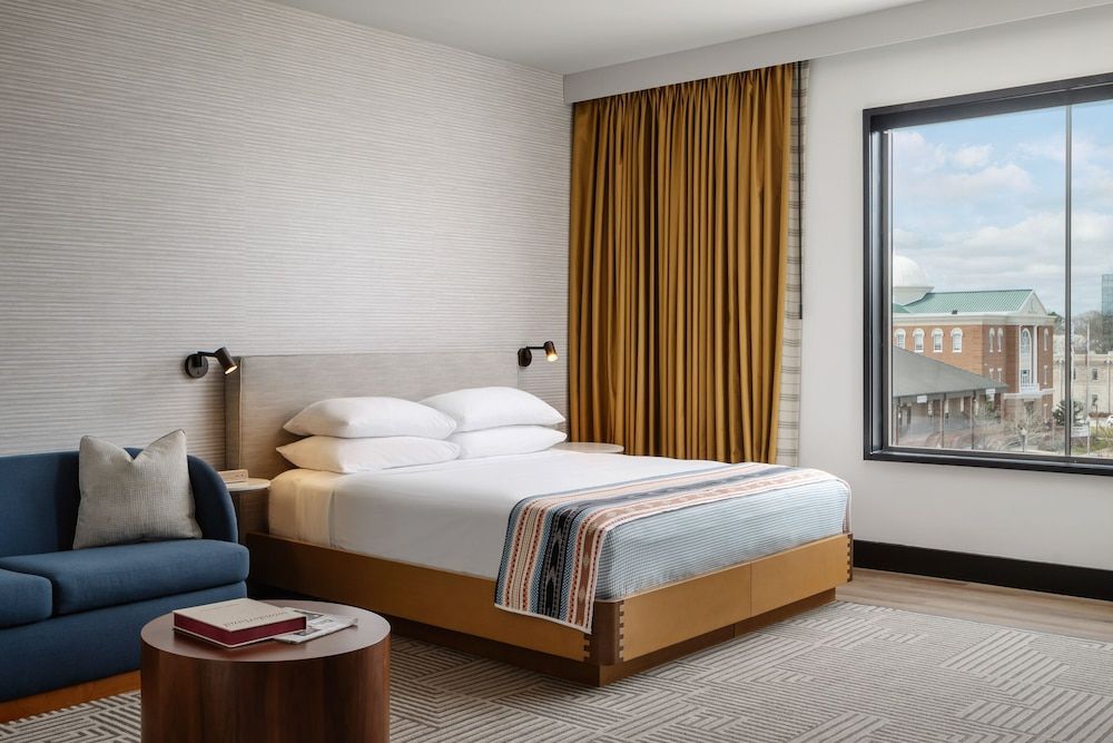 Deluxe Room, 1 King Bed, Accessible, Non Smoking (Mobility Bathtub w/Grab Bars)