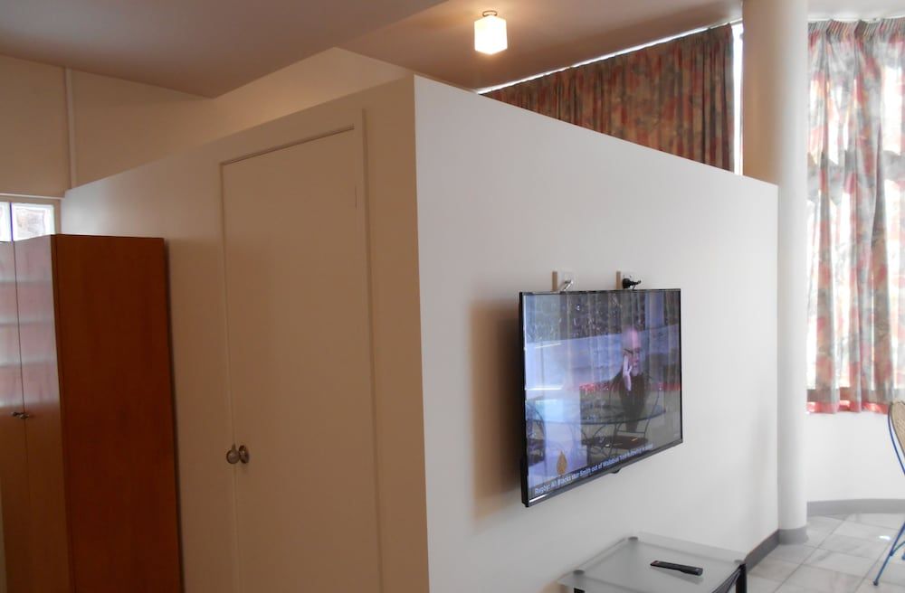 Harrington's 102 Standard Room, Non Smoking (Harrington Suite) 7