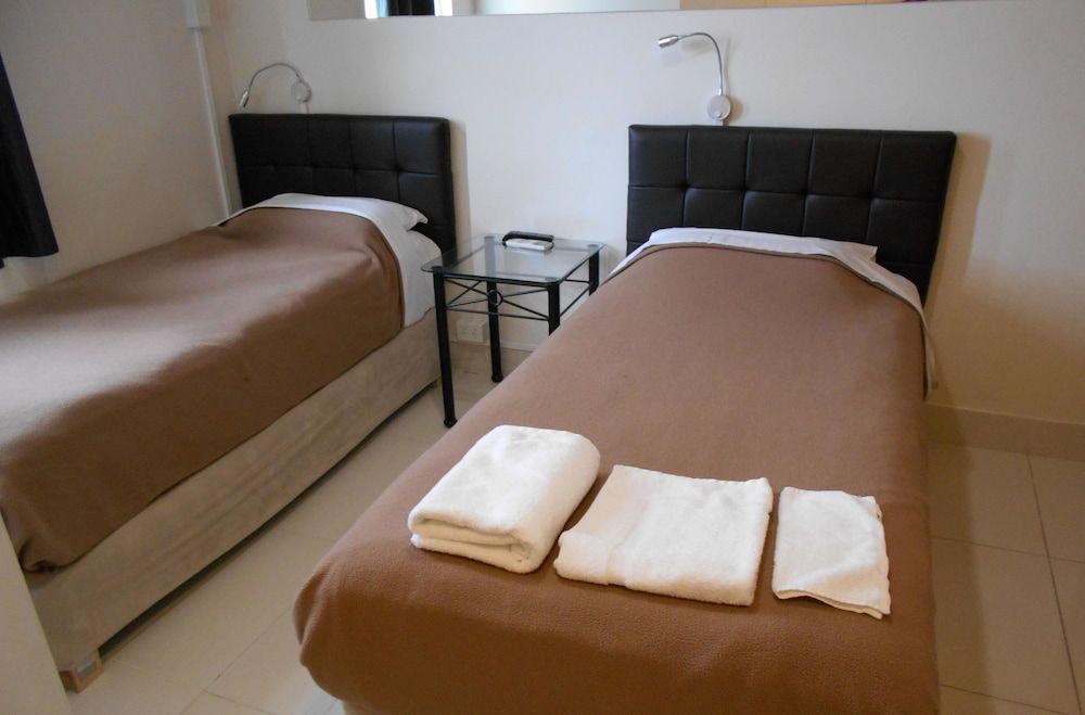 Harrington's 102 Compact Twin Room 2