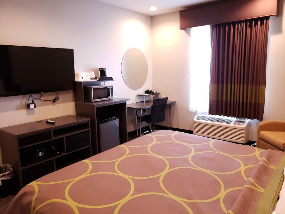 Room, 1 King Bed, Accessible, Smoking