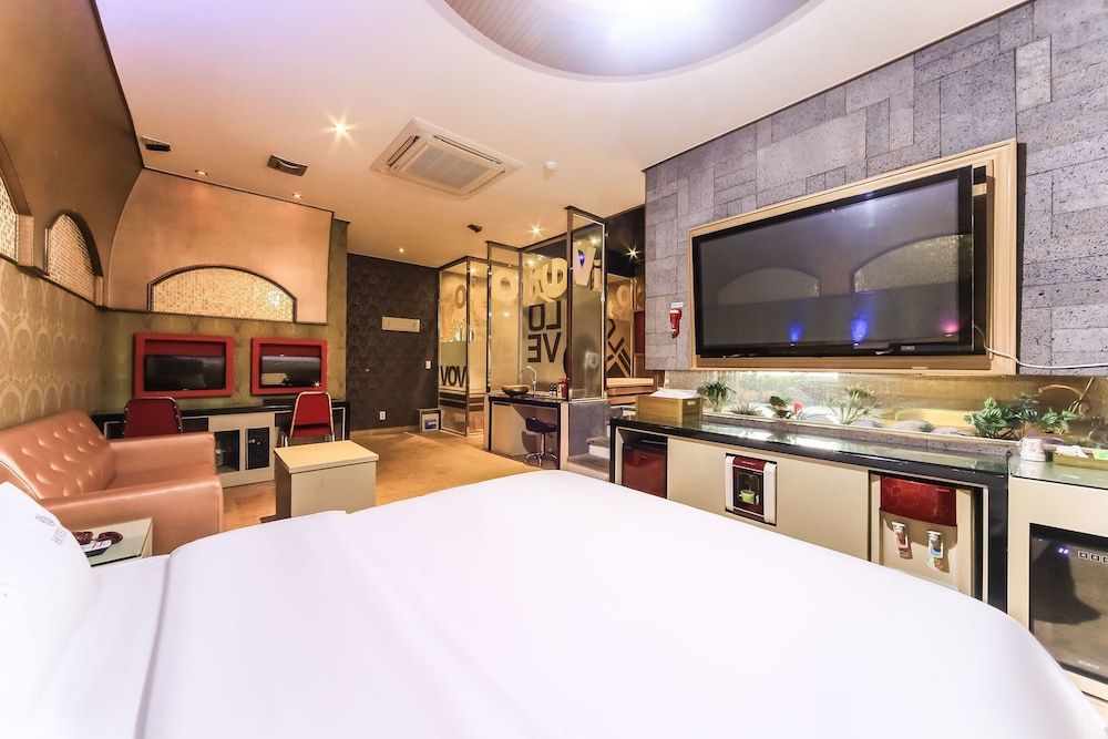 undefined Hotel Vov 4
