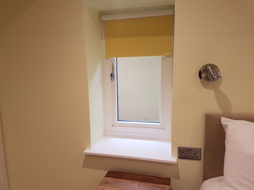 Basement Ensuite Double Room (not for light sleepers)