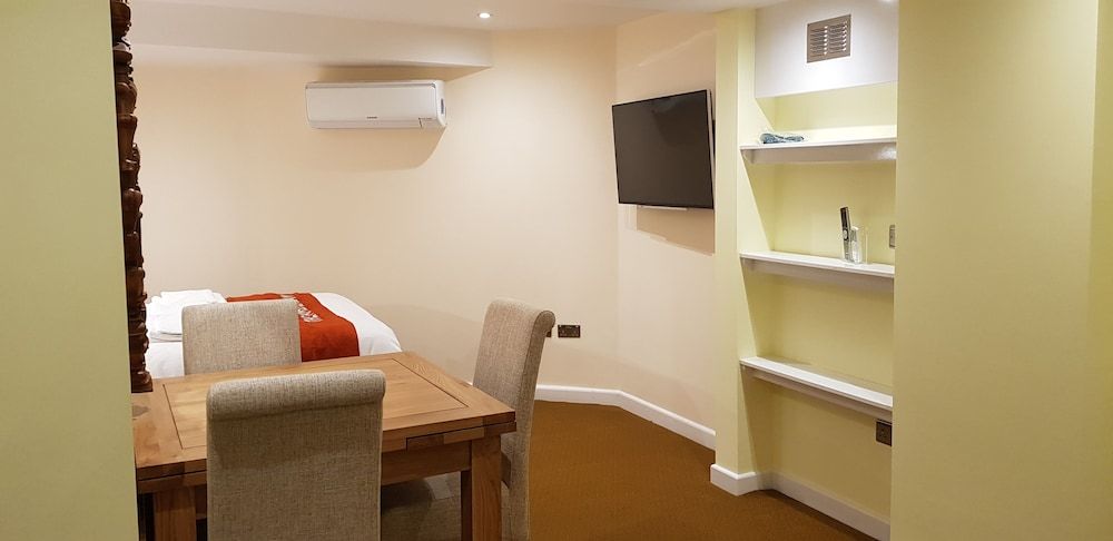 Basement Large Double Room (Below bar, not recommended for light sleepers)