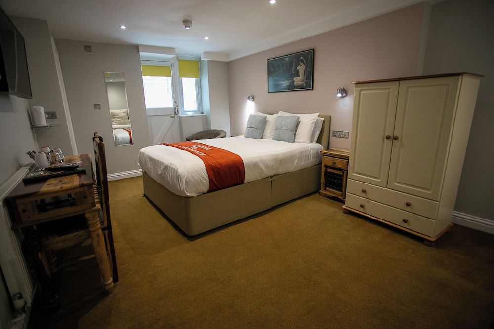 Basement Ensuite Double Room (not for light sleepers)