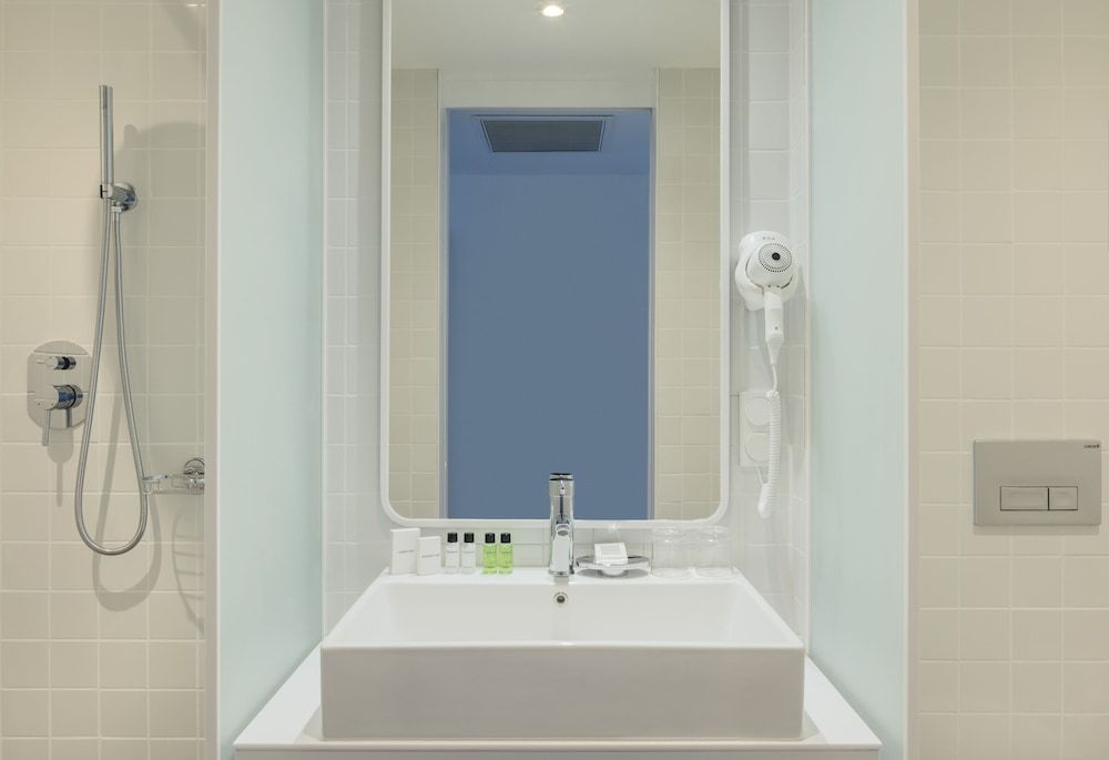 Golden Tulip Design Tbilisi Standard Room, 2 Twin Beds 5