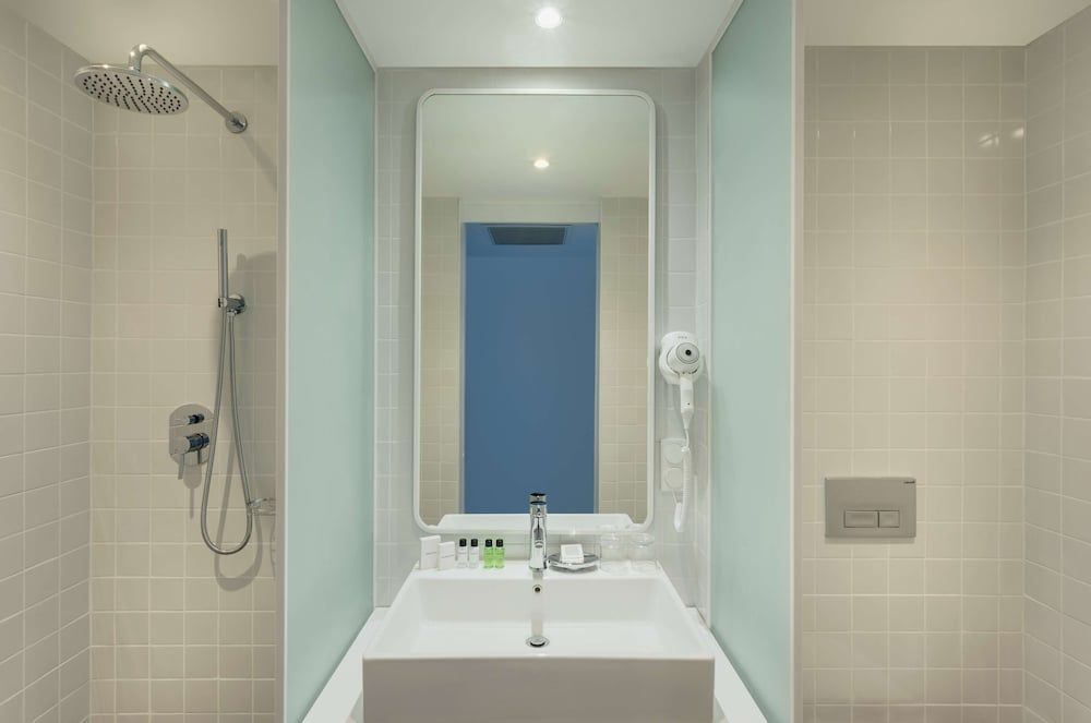 Golden Tulip Design Tbilisi Standard Room, 2 Twin Beds 6