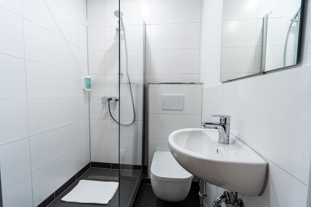 Henrietta's Sleeping Family Triple Room 6