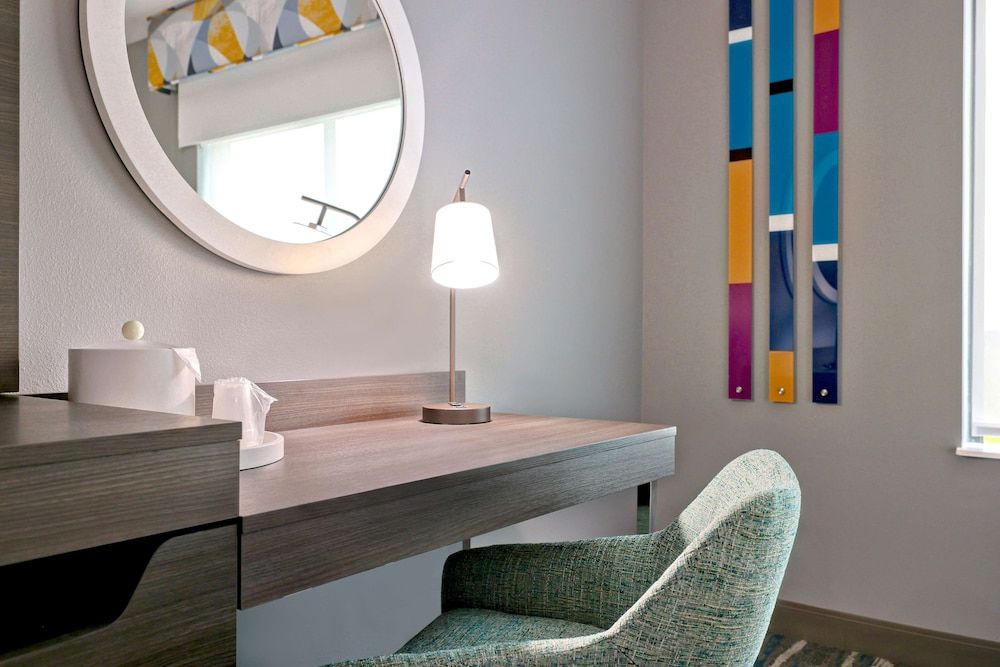 Hampton Inn & Suites Houston East Beltway 8 Room, 1 King Bed, Refrigerator & Microwave 4