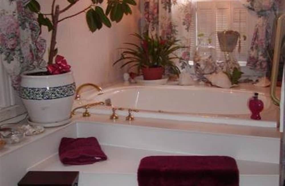 Deep Soaking Bathtub