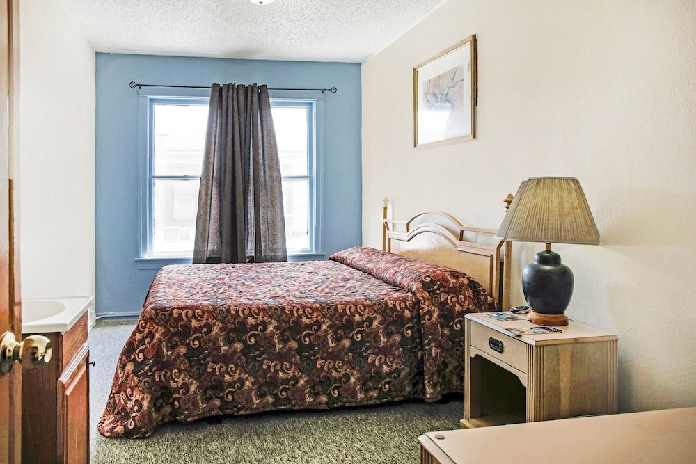 Room, 1 King Bed, Shared Bathroom