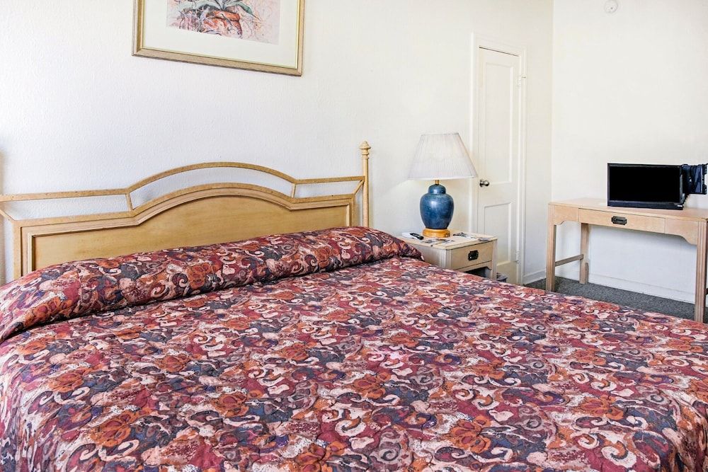 Room, 1 King Bed, Shared Bathroom