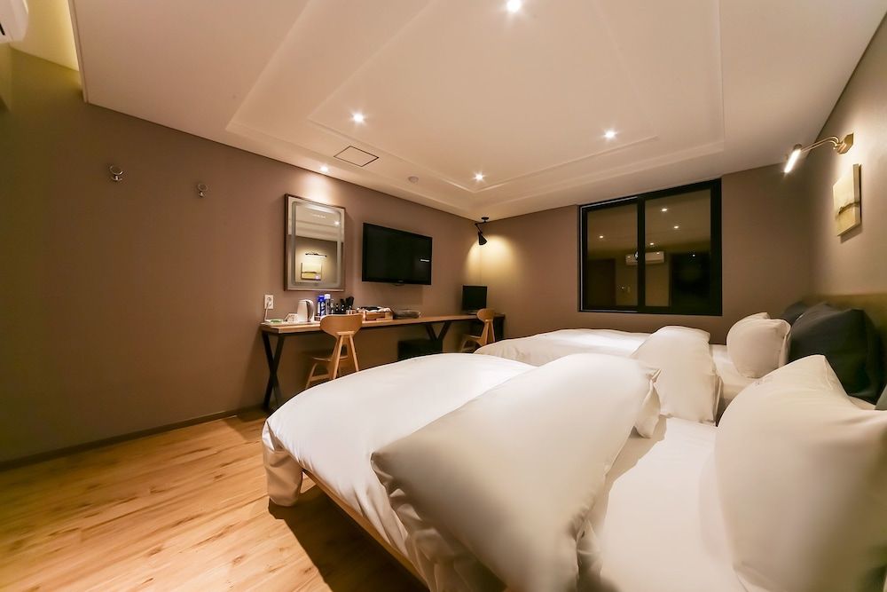 Cherish Hotel Deluxe Twin Room 3