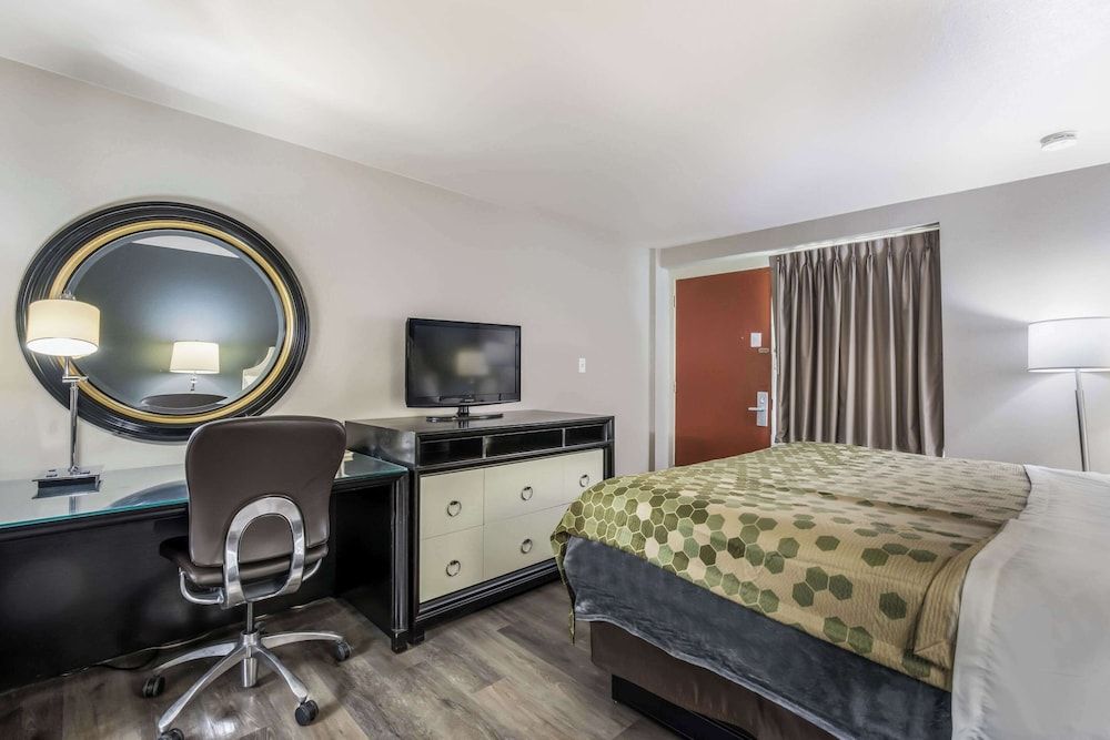 Econo Lodge Neenah Standard Room, 1 King Bed, Non Smoking 2