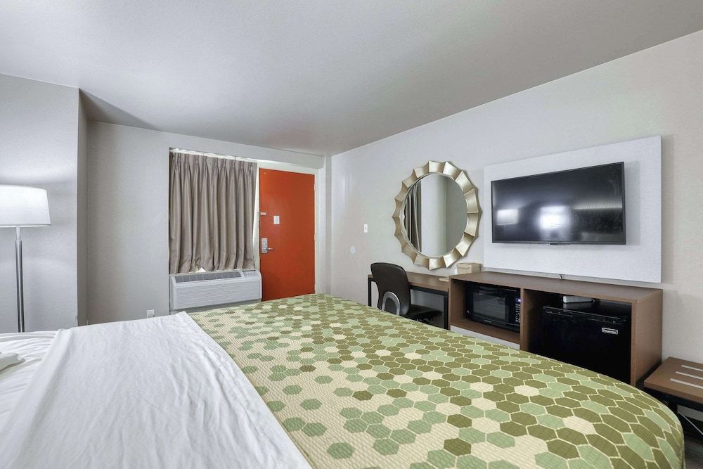 Econo Lodge Neenah Standard Room, 1 King Bed, Non Smoking 6