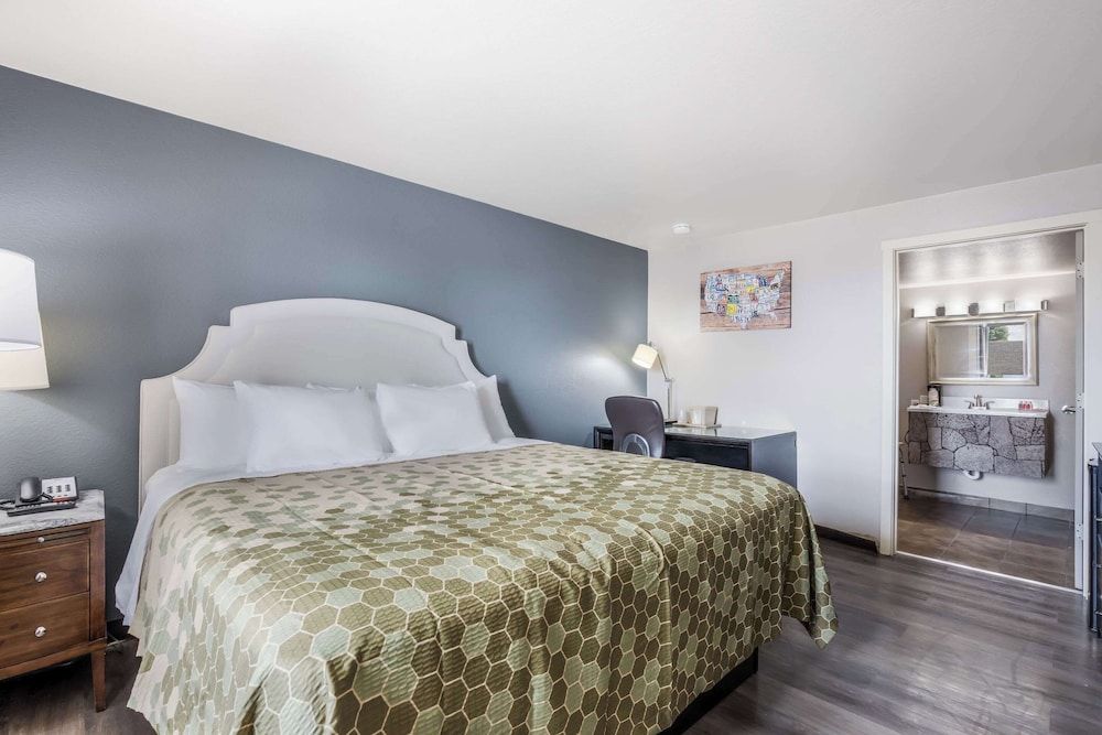 Econo Lodge Neenah Standard Room, 1 King Bed, Non Smoking 3