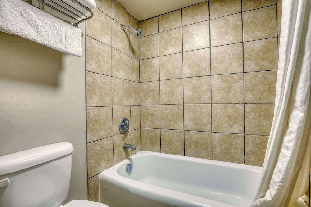 Econo Lodge Neenah Standard Room, 1 King Bed, Non Smoking 10