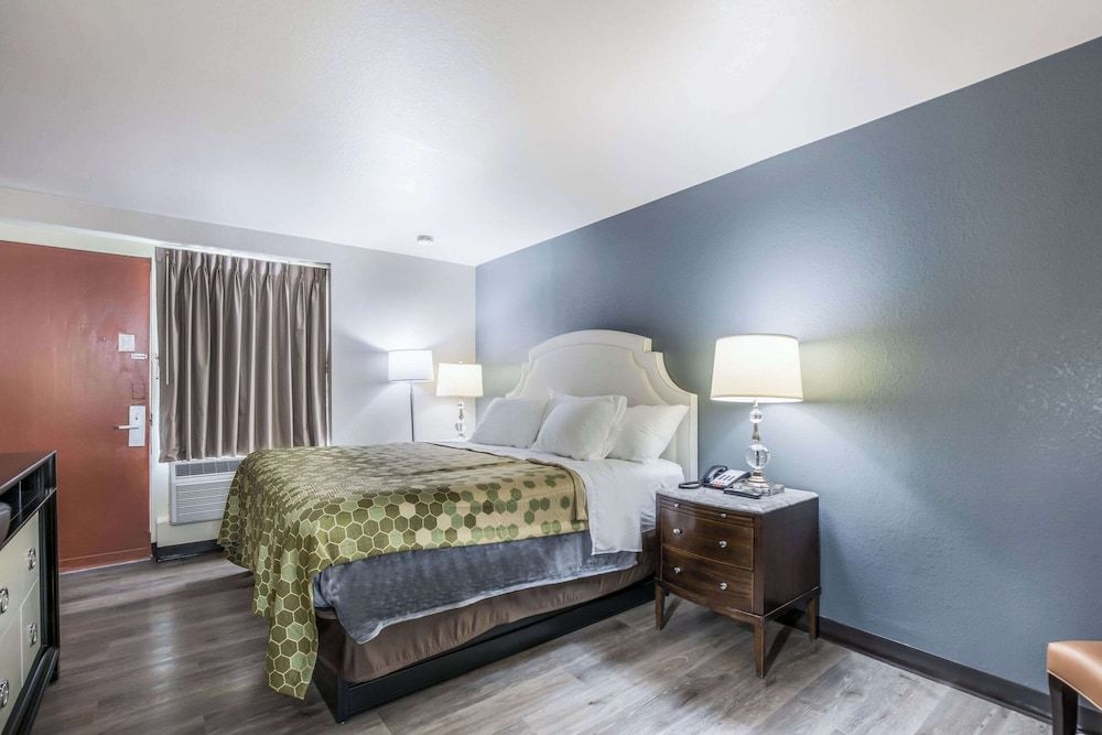 Econo Lodge Neenah Standard Room, 1 King Bed, Non Smoking